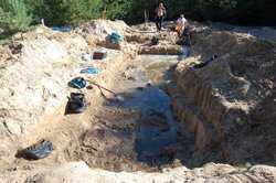 „Trupie pole”, wydobycie kości odbywało się w niezwykle trudnych warunkach pogodowych ( 2011)