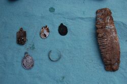 Gaj, przedmioty wydobyte podczas ekshumacji