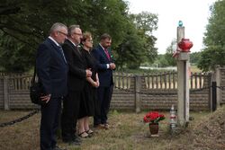 Uroczystości z udziałem przedstawicieli IPN w Kisielinie (Ukraina) upamiętniające ofiary Zbrodni Wołyńskiej – 10 lipca 2022. Fot. Mikołaj Bujak (IPN)