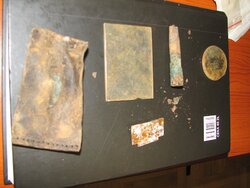 Artefakty wydobyte z dołu śmierci w Woli Ostrowieckiej podczas ekshumacji w sierpniu 1992 r. Zbiory Leona Popka