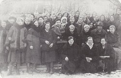 Kurs dla zarządu Koła Gospodyń Wiejskich w Lubomlu w dn. 22 lutego 1937 r. I rząd (siedzi od lewej): Julia Jesionczak (z domu Bednarz), (stoją): Jadwiga Strażyc (2 od lewej), Jadwiga Teleżyńska (10 od lewej); ostatni rząd: (5-8 od prawej): Anastazja Szwed, Jadwiga Kloc, Maria Trusiuk, Aleksandra Pogorzelec, Anastazja Szwed. Zbiory Leona Popka.