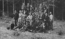 Grupa ppor. Tadeusza Persza "Głaza", która z okrążenia w lasach mosurskich przeszła przez Bug na Lubelszczyznę. Lasy bonieckie, czerwiec 1944 r.