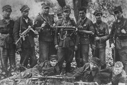 Grupa żołnierzy batalionu "Korda" - I/43 pp - w rejonie  Parczewa. Uścimów, czerwiec 1944 r. Stoją od lewej : szer. Józef Rudzki "Błyskawica", kpr. Jakub Rudzki "Ołówek", st. szer. Szymon Koguciuk  "Lew", widoczna głowa szer. Zbigniewa Waysa "Kuli", kpr. Tadeusz Kański "Muszka", szer. Marian Tchórzewski "Śpioch", szer. Tadeusz Mordacz "Śmiały", szer. Franciszek Iwańczuk "Bosman".